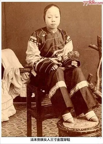 清末贵族女人三寸金莲穿鞋照1
