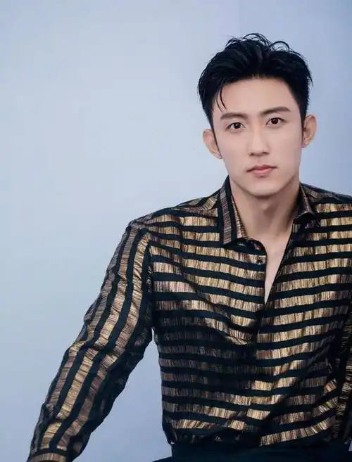 中国版柳时镇上线,黄景瑜新剧定妆花絮照发布,军装扮.