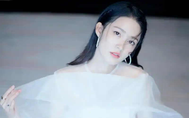 李沁白裙仙气高清桌面壁纸