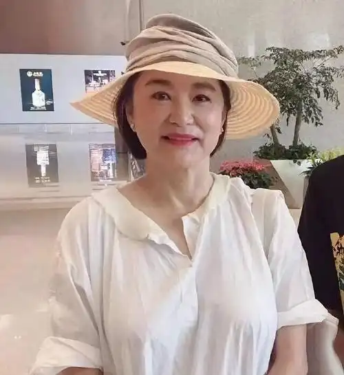 65岁林青霞近照曝光:后半生最好的活法,就这六个字