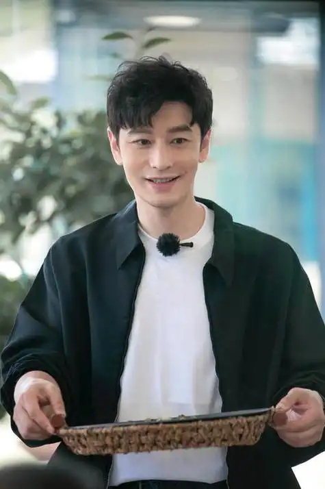 黄晓明的发际线之谜:节目里头套穿帮,假发还是植发更合适?