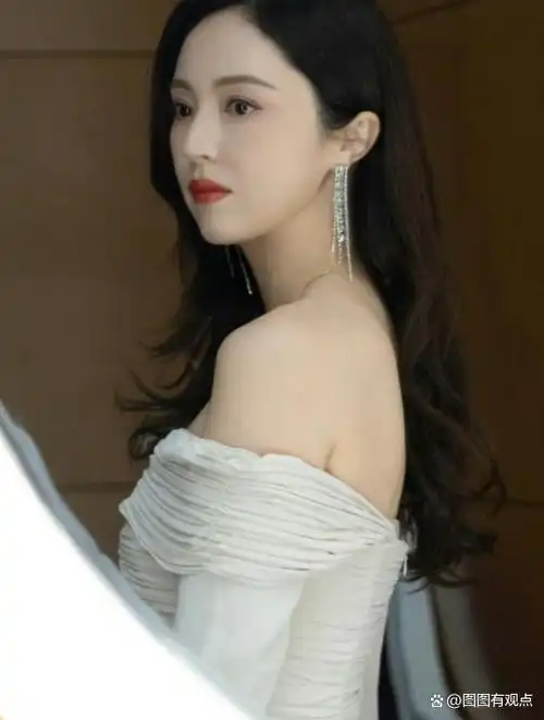 董璇是一位著名的中国女演员,曾经出演过多部热门电视剧和电影.