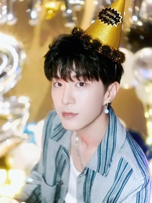 范丞丞21岁生日自拍,双子座大男孩好有趣