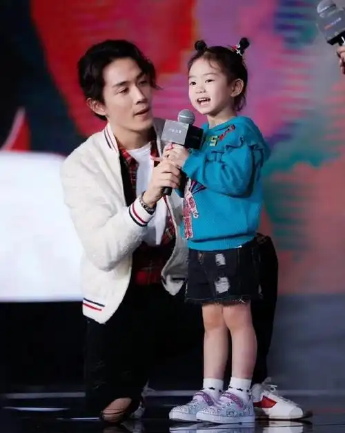 戚薇久违开演唱会8岁女儿lucky颜值抢镜像爸爸李承铉还是妈妈