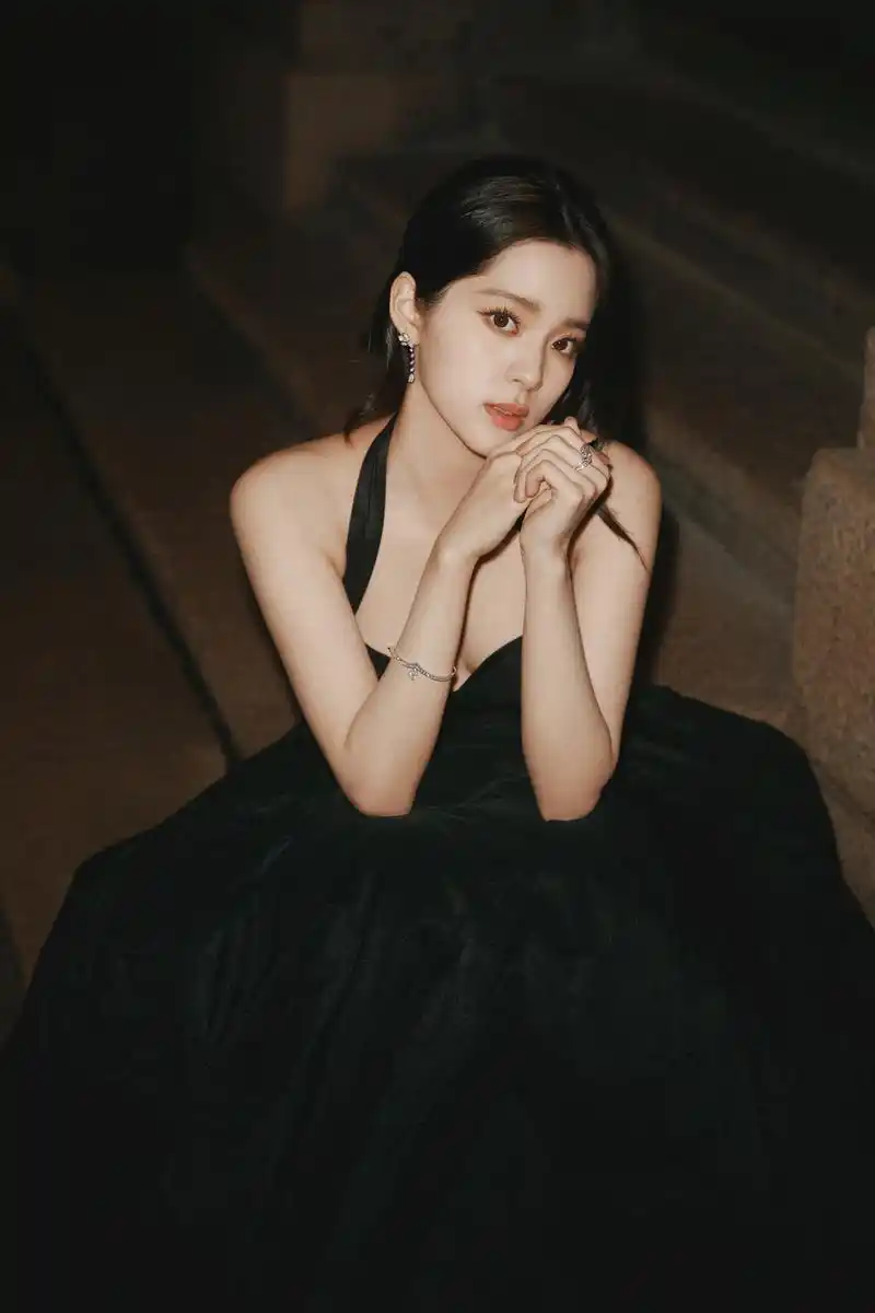 欧阳娜娜穿上这件黑色裸背礼服裙真的是太炸了 性感迷人 惊艳全场