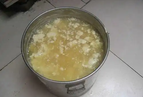 豆腐脑和浆水6,把多余的浆水倒掉,剩下的豆腐脑倒入一个固定的容易,用