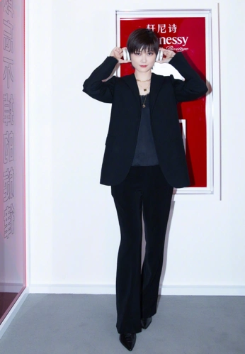 李宇春终于开始穿高跟鞋了,搭黑色西装腿有点弯,如果是长发就好了
