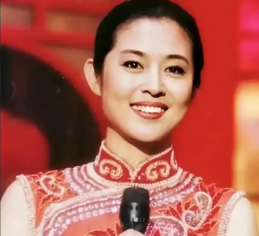 倪萍曾说:"我年轻的时候可漂亮了.个子高,天鹅颈,声音好,两个眼睛就跟