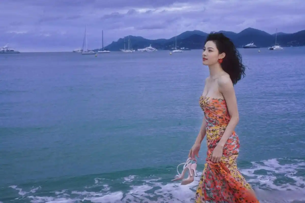钟楚曦光脚漫步戛纳沙滩 钟楚曦戛纳海边写真来啦~碎花长裙搭配卷发