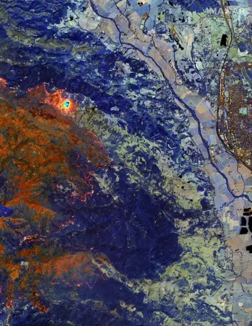 图卫星视角看肆虐的加州山火