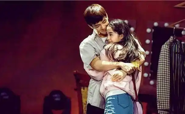 欧阳娜娜体重成谜?曾舜晞抱动过170斤男生,成龙抱她累到倒下!