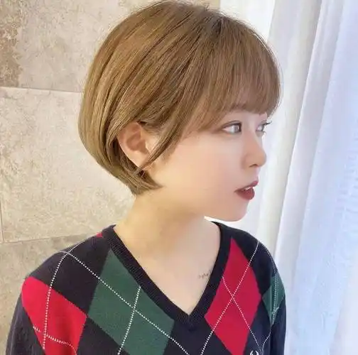 今年流行四好层次短发立体蓬松很精致适合大多数女性