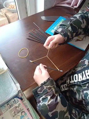 如何制作一把迷你简易弓箭.