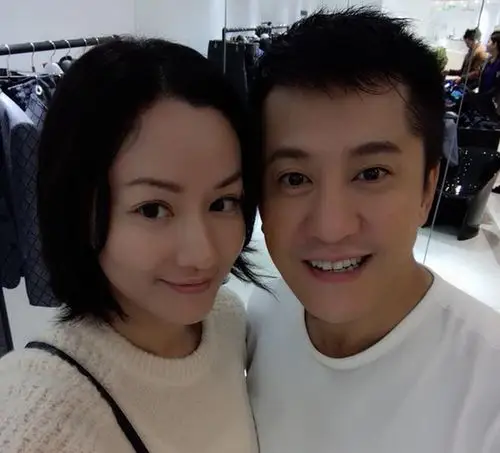 45岁瞿颖晒照为毛宁庆生 两人亲密依偎