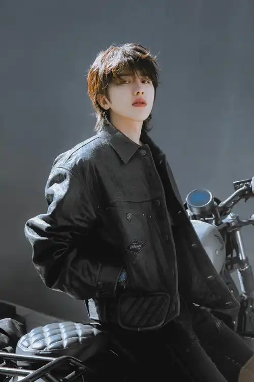 蔡徐坤秋日机车大片