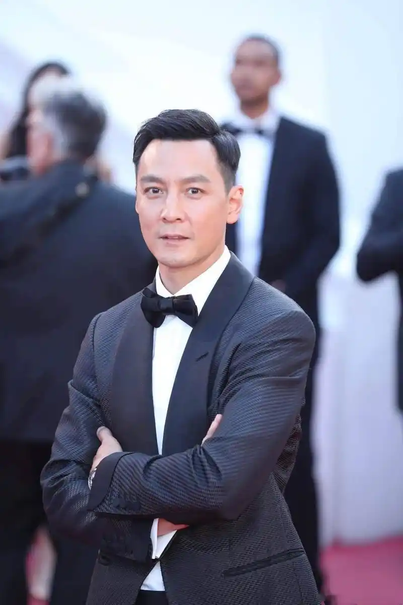 今日,吴彦祖现身戛纳,帅气十足宛如行走的荷尔蒙,还有优酷娱乐记者