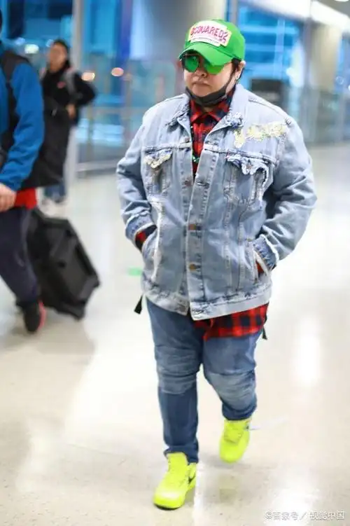 韩红穿牛仔服潮范满满,脚踩荧光色运动鞋新潮时髦