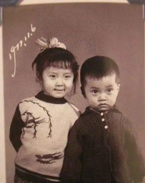 李健在家排行老二,小时候的李健长着一双特别好看而且又明亮的眼睛