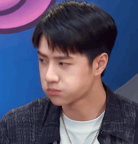 王一博吃棒棒糖也要选择绿色的你这个鼓鼓的奶膘真的不是特效吗