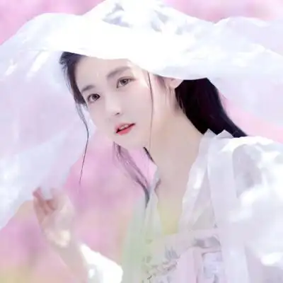 绸缎与折扇并肩游,谁有笑涡红透"微博自截 古风汉服女生头像