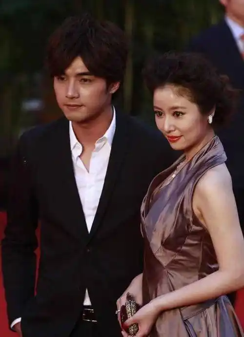 林心如与小七岁的贺军翔同台,妥妥的豪门姐弟,低盘发造型略显老_个性