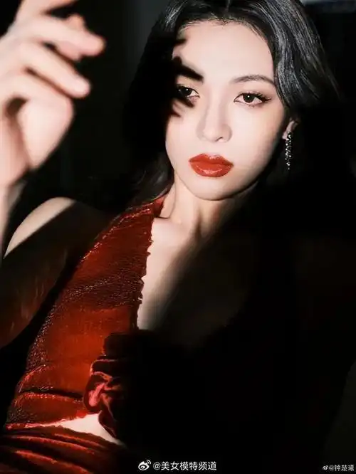 钟楚曦侯雯元恋情官宣细数历届男友这姐完全可以开班教学了