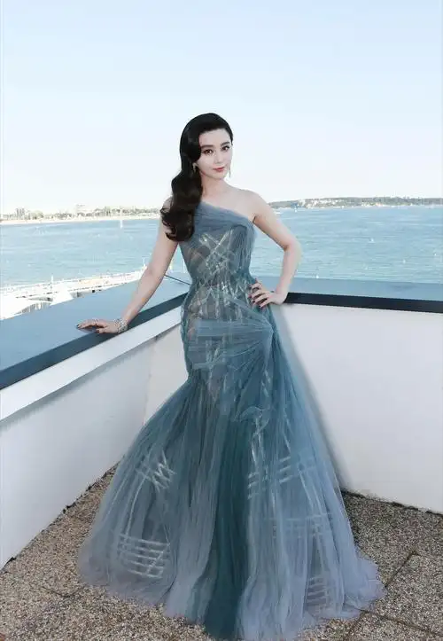 范冰冰穿这个品牌的礼服,全世界为她的妩媚所尖叫