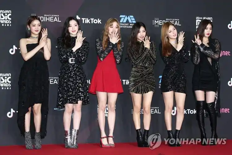 【2018mama红毯仪式】丁海寅绅士帅气 "小寿星"wanna one姜丹尼尔被众