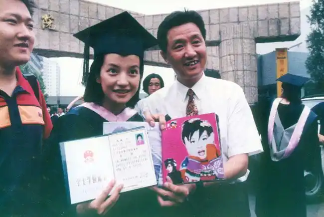 张会军与毕业的"小燕子"赵薇