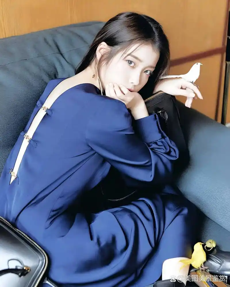 韩国全能明星李知恩惊艳写真,iu身着性感服装,展现出完美的身材和迷人