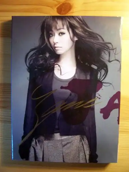 每套特别版的纸质封面上都有张靓颖金色亲笔签名