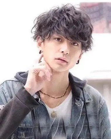 男生最张扬皮卡路烫发简单有型 领略大气凛然帅酷风范儿短卷发