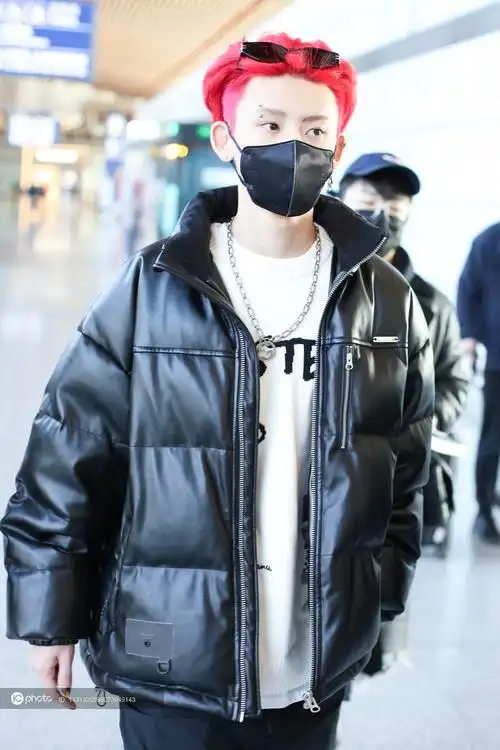 街拍小鬼王琳凯黑色羽绒服白色字母毛衣帅气有型