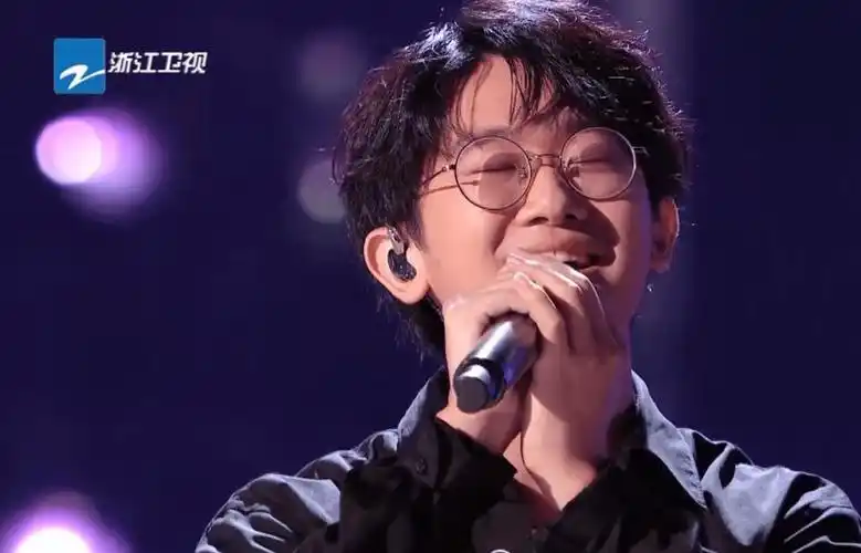 中国好声音当着黄霄云的面演唱星辰大海余空展现了真实实力