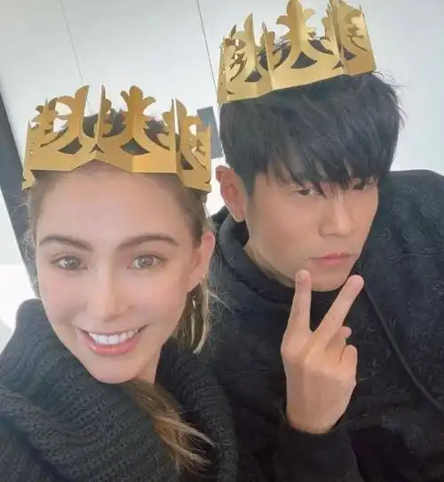 周杰伦夫妇看澳网,穿万元外套戴假发,昆凌大浓眉显土气