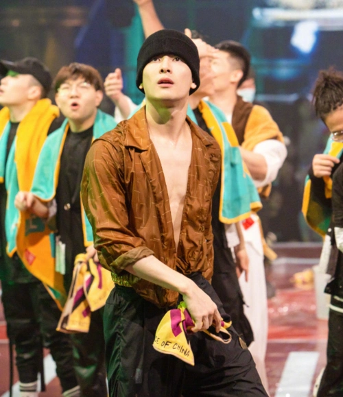 街舞3王嘉尔太会穿半永久毛线帽火出圈又帅又可爱