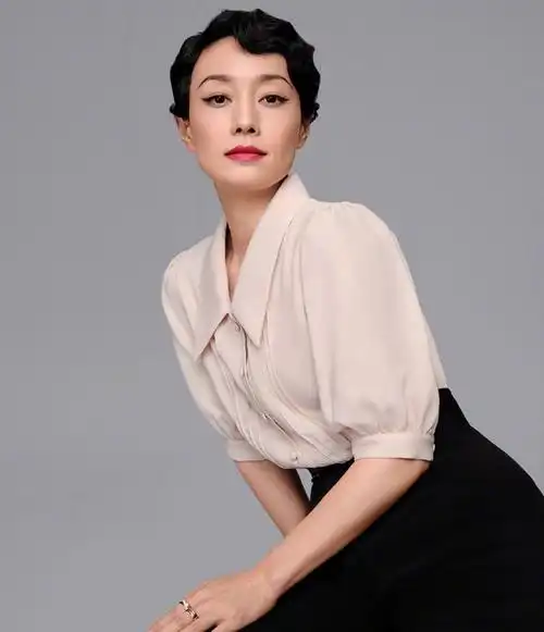 马伊琍最新时尚大片曝光顶着老阿姨的发型穿着婶婶的衣服