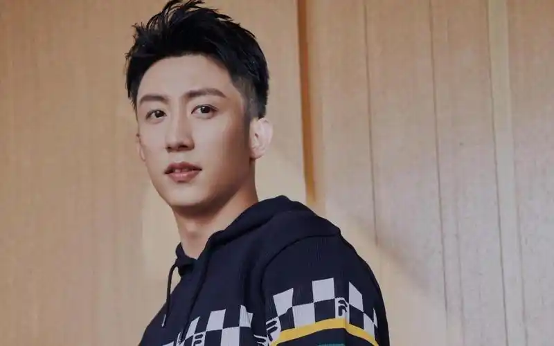 回车桌面>电脑壁纸>明星>大陆明星>黄景瑜时尚休闲阳光干净迷人写真>