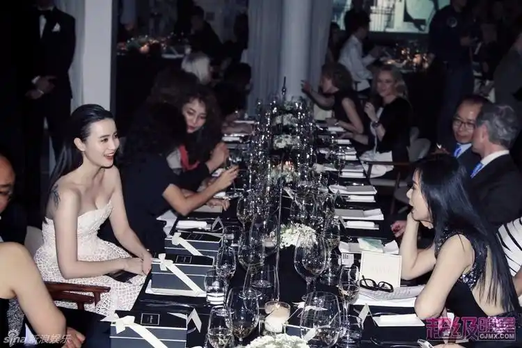 组图:宋佳时尚晚宴香气袭人 坦言女人应为己容