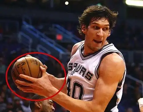 博班招牌动作就是站扣,他是nba的巨人,娶个老婆比自己矮70公分