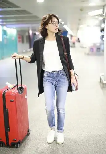 万茜穿黑西装御姐气场十足 戴圆框眼镜对镜头比v可甜可盐