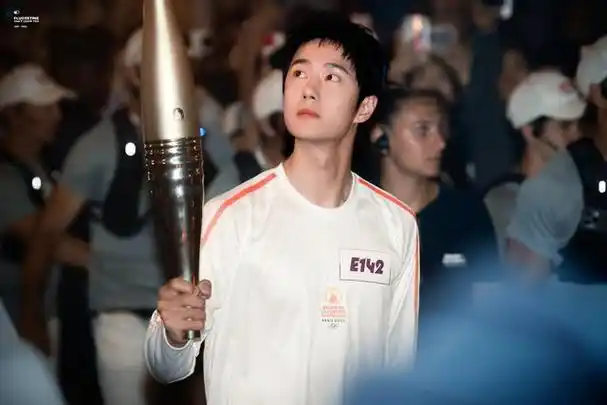 王一博登上法国新闻捡起的不只是国旗他征服了全世界的心