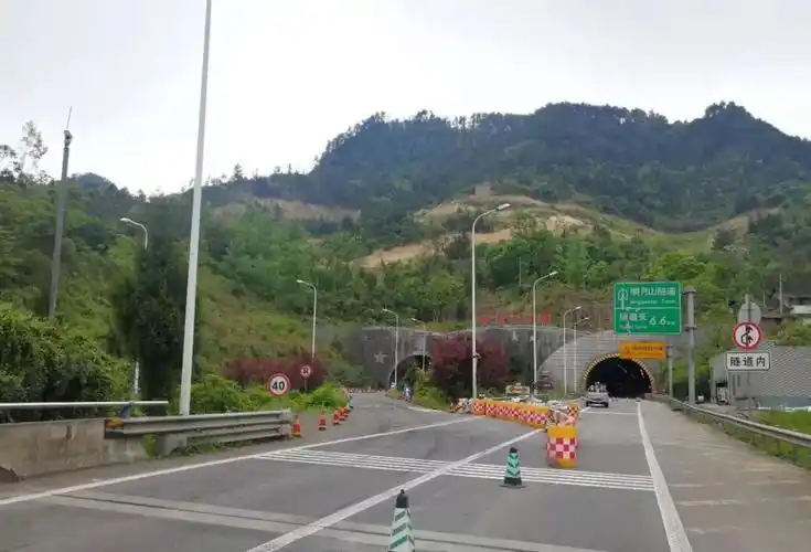 注意沪蓉高速明月山隧道管制15天管制期间单洞双通