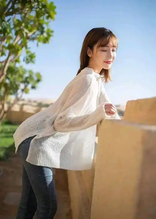 原创春季针织衫搭配牛仔裤时尚穿搭日常生活照