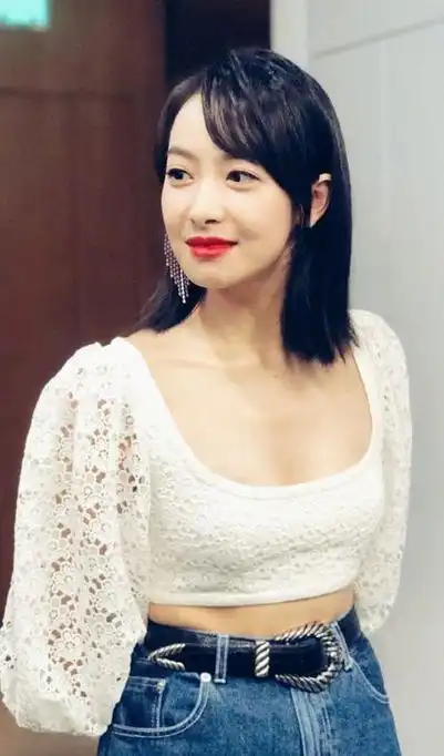 宋茜胆有多大?巴掌宽的上衣也敢穿出门?看到她的腹肌,我闭嘴了