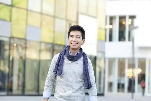 东方人,成年人,一个人,笑,微笑,露齿笑,横图,室