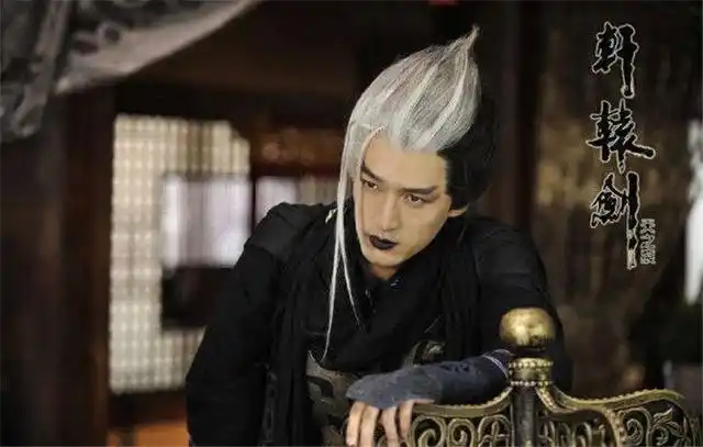 14,胡歌阴阳头造型