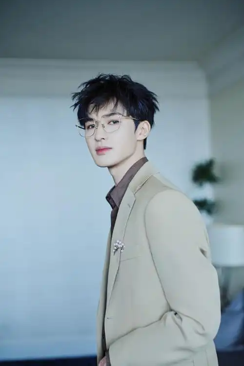 朱正廷美拉德配色西装#朱正廷此次身着美拉德配色西装,无疑是一场