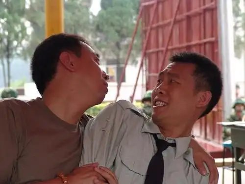 《士兵突击》幕后花絮照欣赏,他们私下的感情真的好棒,羡慕!