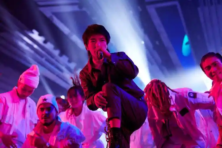 "火星男孩"华晨宇,吃早饭的一套餐具上万元,家里是做银矿生意